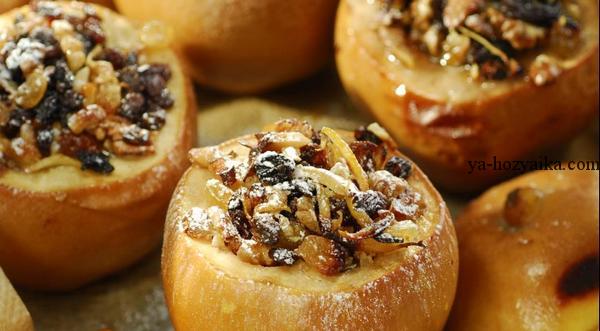 Запеченная айва с ветчиной, орехами и изюмом