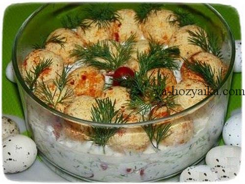 Яичный салат с копченой форелью в огуречном соусе.