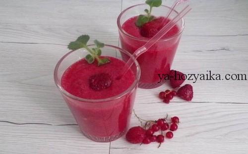 Коктейль из малины и красной смородины