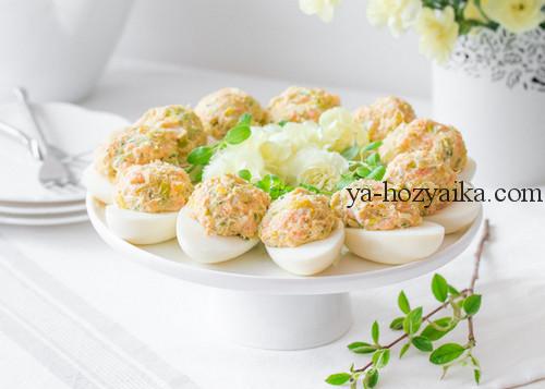 Яйца фаршированные лососем и цукини
