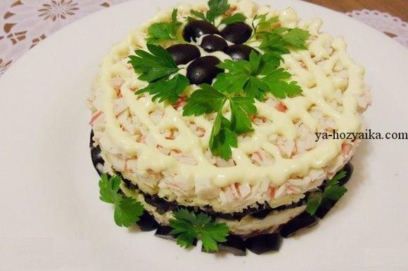 Крабовый салат с черносливом