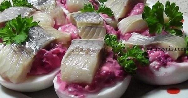 Яйца фаршированные свеклой и сельдью.