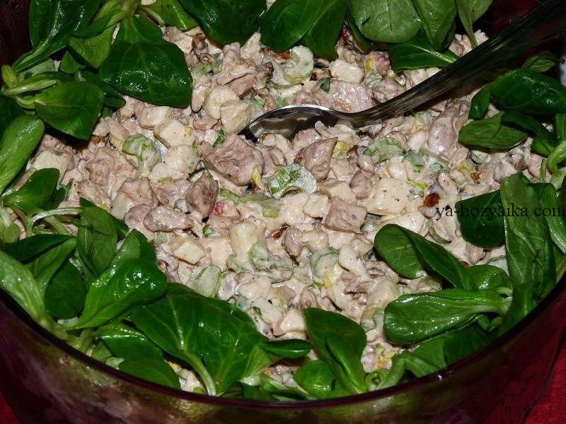 Салат из индейки с сельдереем и грецкими орехами
