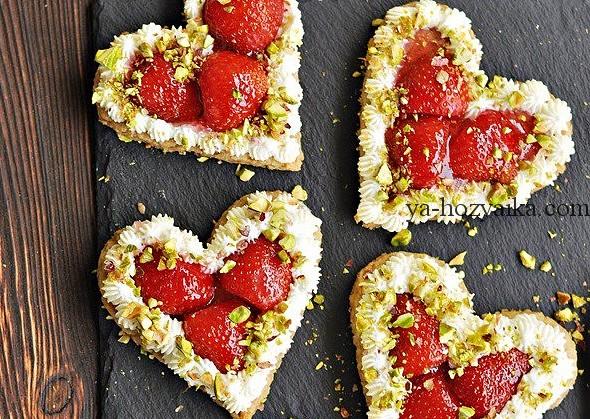 Овсяное печенье с клубникой в форме сердец