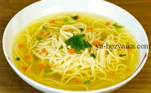 Британский суп с сыром чеддер, курицей и лапшой