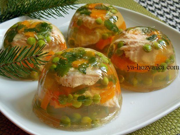 Заливной лосось с овощами