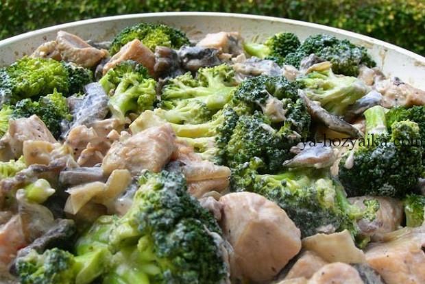 iкуриные бедрышки с брокколи в духовке