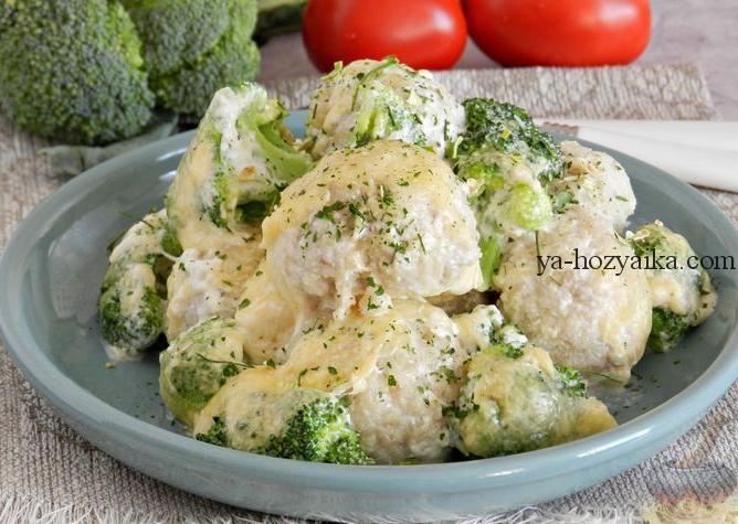 Рыбные фрикадельки, запеченные с брокколи