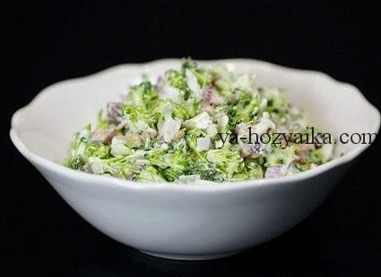 Салат из брокколи с изюмом и беконом