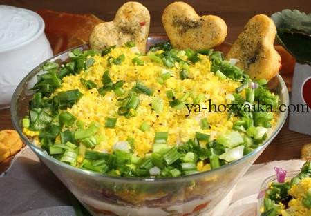 Слоеный салат с тунцом и плавленым сыром