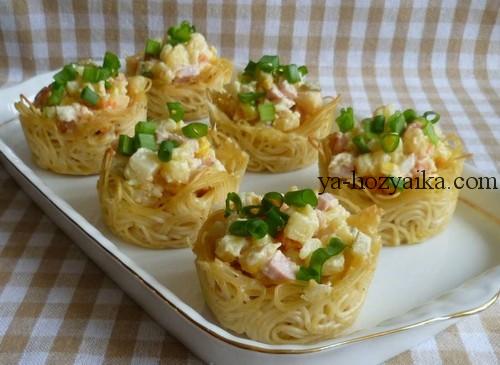 Салат с ветчиной в корзинах из макарон