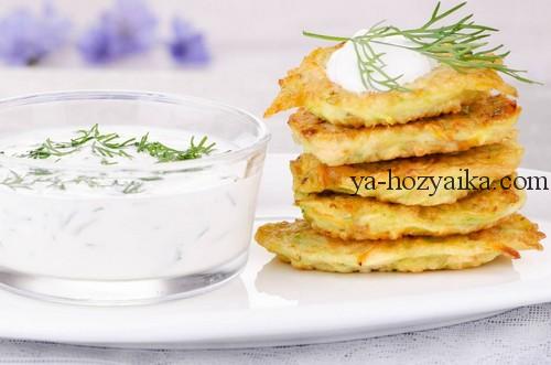 Оладьи из цуккини с укропным дип-соусом