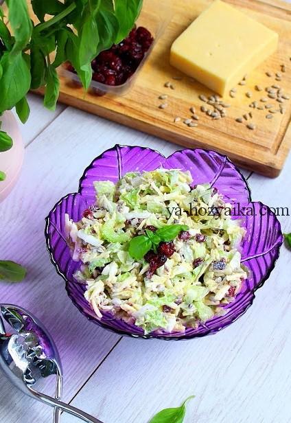 Салат с клюквой, сыром и сельдереем