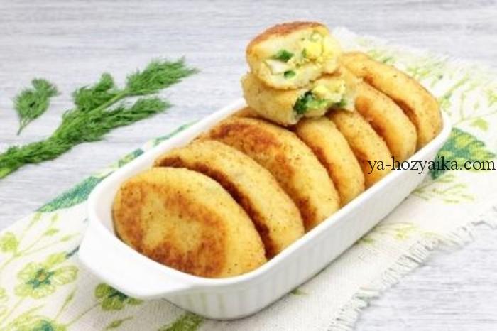 Картофельные биточки-зразы с начинкой из зеленого лука
