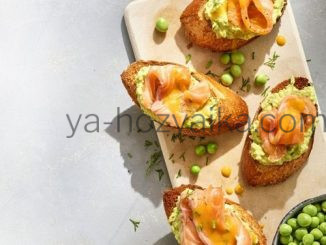 Пюре из горошка с лососем и медовым соусом.