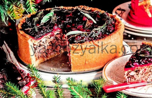 Мясной пай с клюквенным соусом на вине