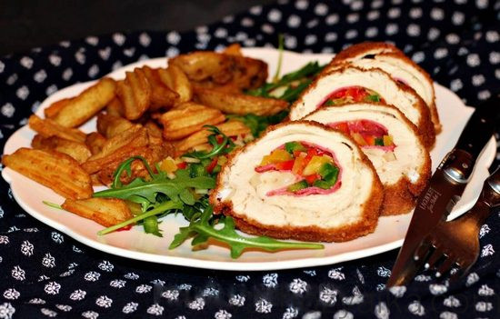 Куриные рулетики с цветными перцами и салями